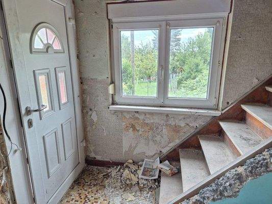 EG Haustür innen und Treppe zu OG