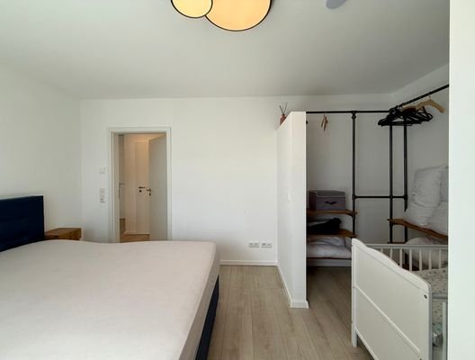 Masterschlafzimmer mit Ankleidebereich 