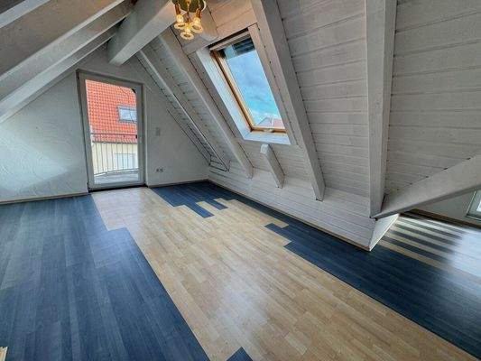 Spitzboden | Blick nach links auf Balkon