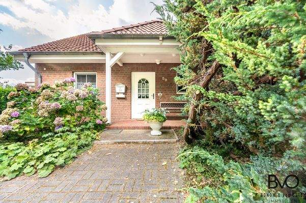 Überdachter Eingangsbereich