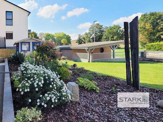 Vorgarten mit Blumenbeet.jpg