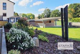 Vorgarten mit Blumenbeet.jpg