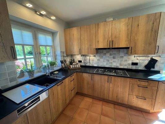 Einbauküche mit Gasherd...