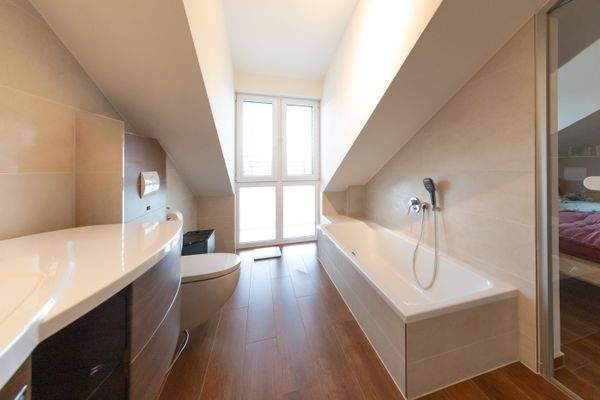 Tageslichtbad mit Wanne und Dusche