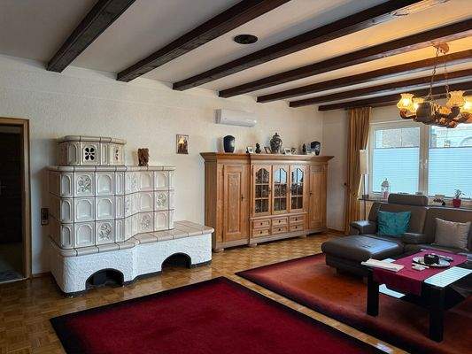 2 EG links Wohnzimmer mit Kachelofen