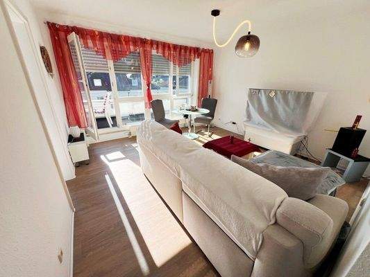 großes, helles Wohnzimmer