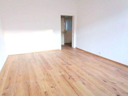 Wohnzimmer mit neuem Parkett