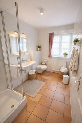 Helle Badezimmer mit terrakotta Fliesen