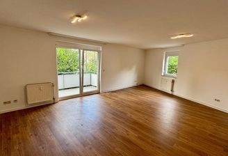 Heller Wohnraum mit Balkon