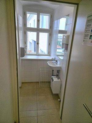 Waschbecken mit Kalt- und Warmwasser