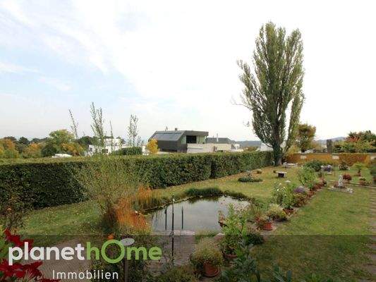 Terrasse mit Teichanlage