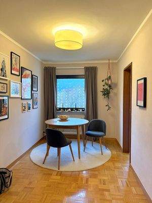 Essbereich mit Kunstwerken