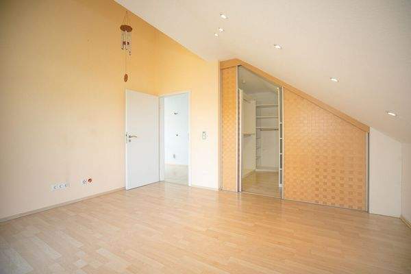 Schlafzimmer mit Ankleide DG