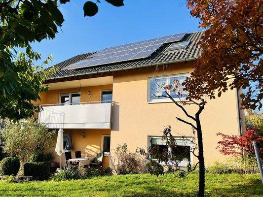 sonnenverwöhnte Lage & von viel Grün umgeben... die Südansicht des Hauses