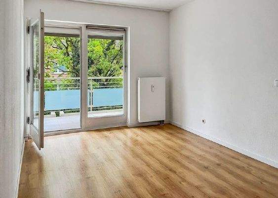 Schlafzimmer mit Zugang zur Loggia.jpg