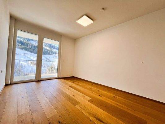 Schlafzimmer mit ca. 13m² und Zugang zu Balkon