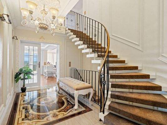 Treppenaufgang ins Obergeschoss