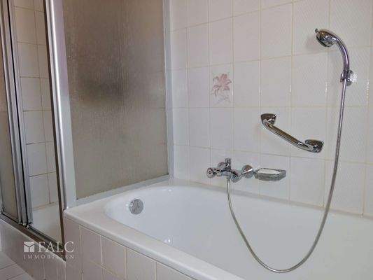 Badewanne & Dusche im EG