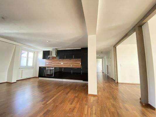 Küche mit Essbereich und Blick in der Flur