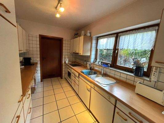 Küche mit Abstellraum