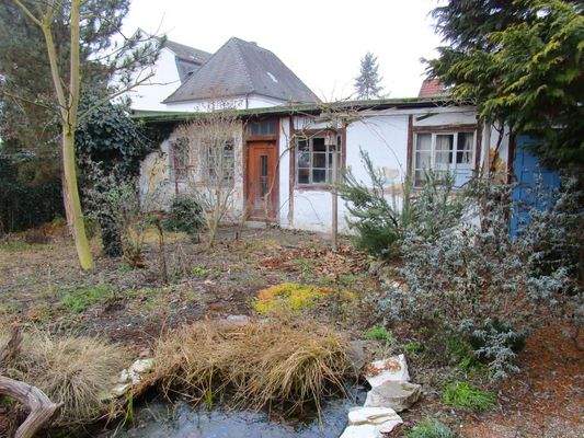 Garten mit Nebengebäude