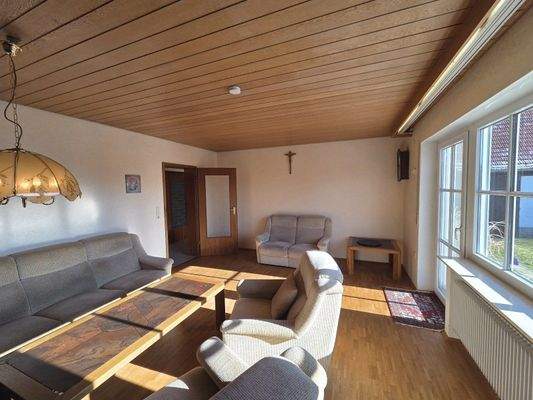 Wohnzimmer mit Balkonzugang