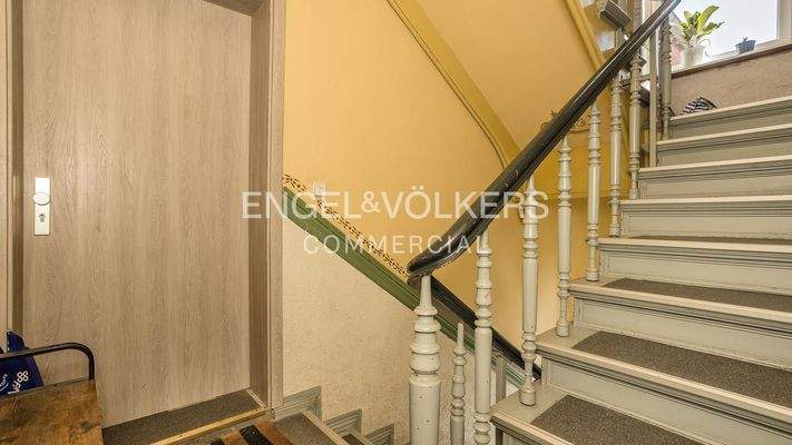 Treppenhaus mit Wohnungstür