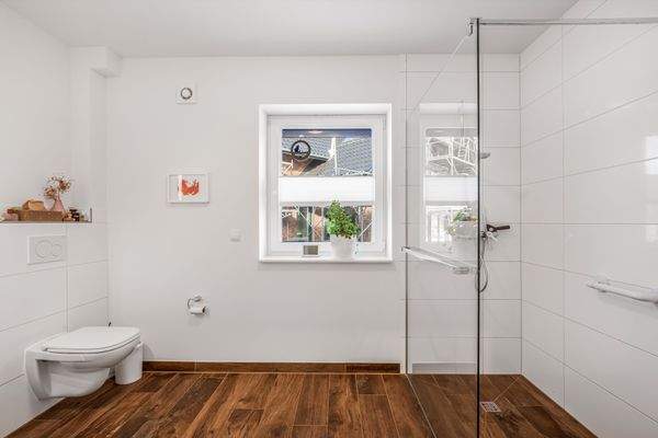 Großes Duschbad mit bodengleicher Dusche & Echtglas-Duschtrennwand