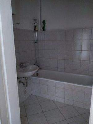 Bad mit Wanne und Waschbecken