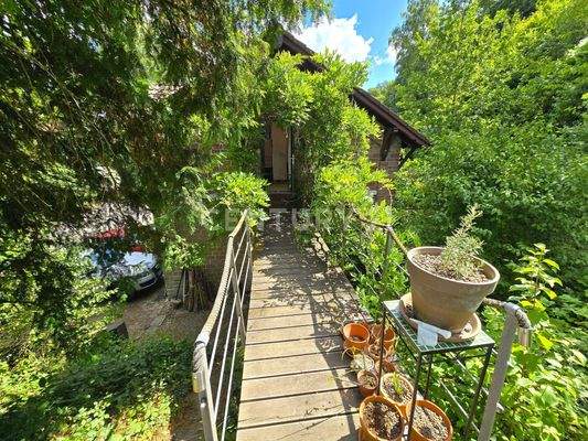 Idyllische Zugangsbrücke zum Garten der Wohnung OG rechts