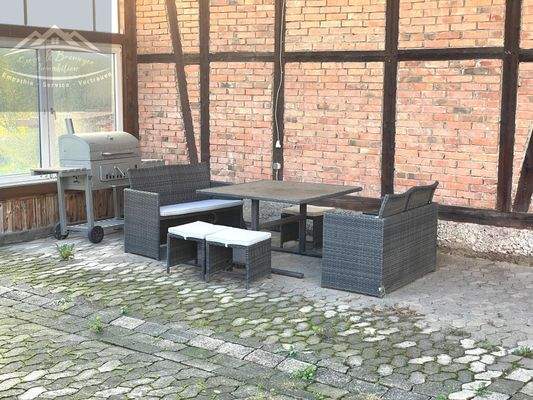 Sitzecke vor Scheune