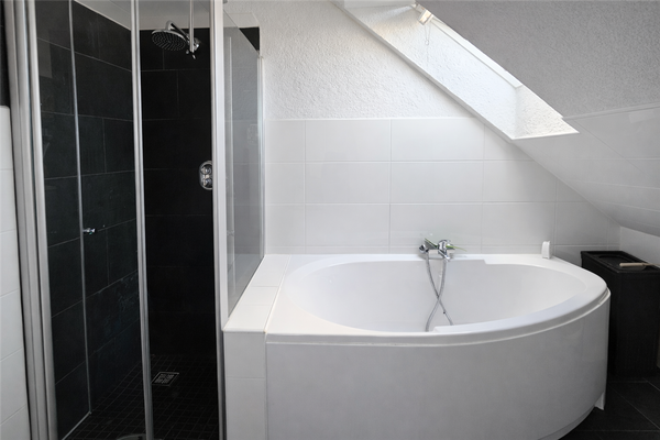 Dachgeschoss Modernes Badezimmer