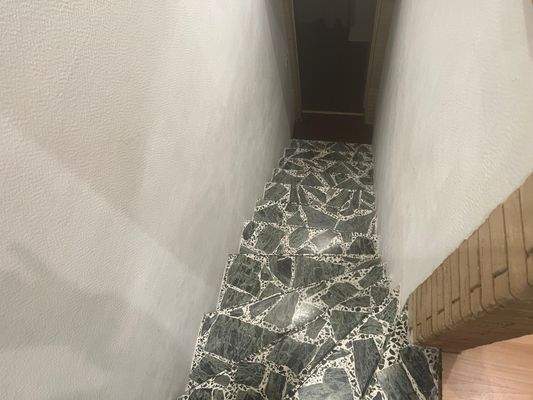 Treppe zum wohnlich ausgebauten Hobbykeller