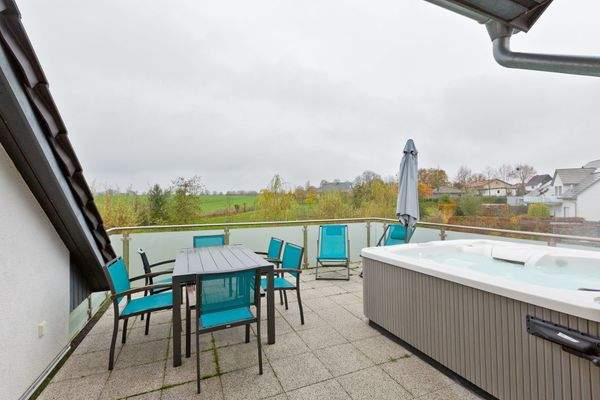 Balkon mit Außenjacuzzi OG