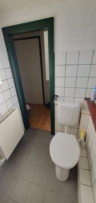 Bad mit WC und Fliesen