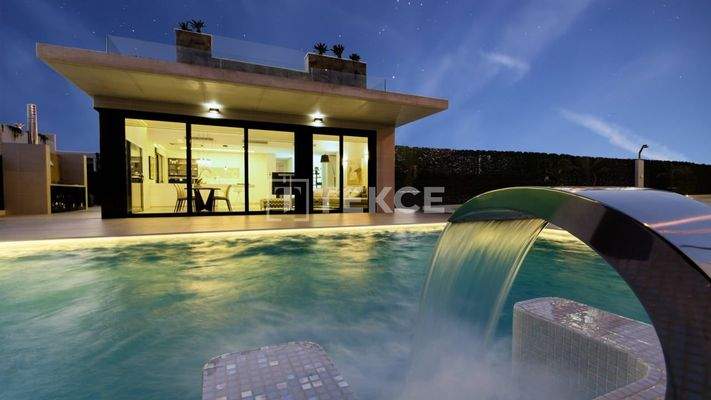 Fantastic Beach-side Detached Villas Located in Alicante