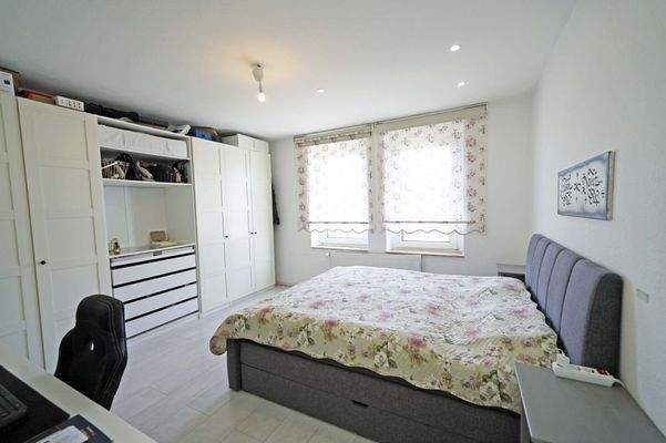 Helles und geräumiges Schlafzimmer II