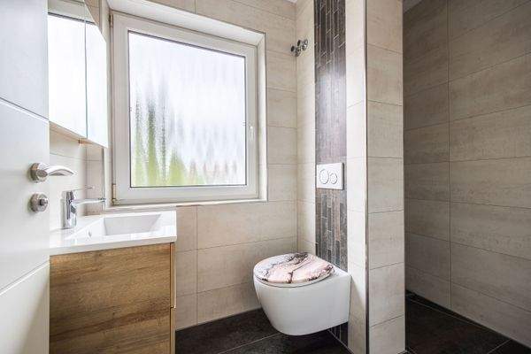 Tageslichtbad mit bodengleicher Dusche