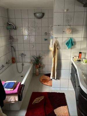 Bad / Sanitärbereich mit Wanne, DU und Waschtisch - Erdgeschoss Hauptwohnung