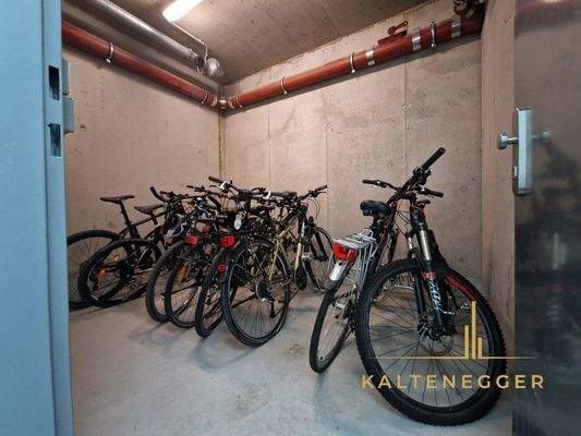 Kinderwagen-, und Fahrradabstellraum im KG