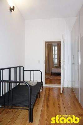 angrenzende Ankleide / Büro