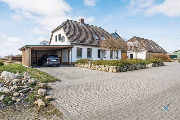 Wohnhaus mit Doppelcarport