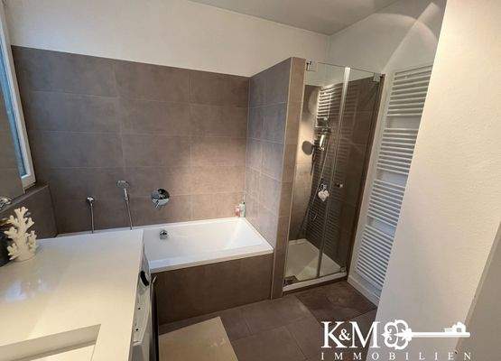 Badezimmer mit Dusche & Badewanne