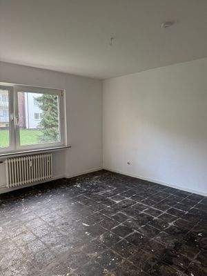 Leerer Wohnraum mit Fenster