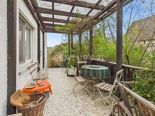 Überdachter Eingangsbereich mit Sitzmöglichkeiten