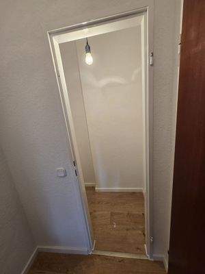 Schmaler Flur mit Lampe