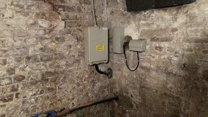 Keller mit Hausanschlüsse