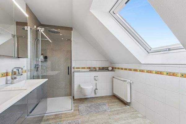 Bad Wohneinheit rechts