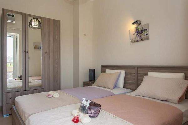 Kreta, Episkopi: Haus mit 2 Wohnungen, Bio-Obstplantage und Bergblick zu verkaufen