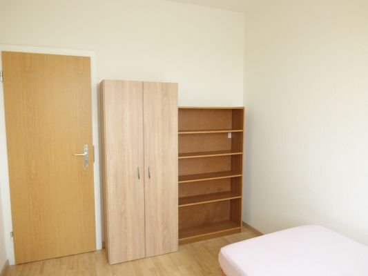 Zimmer 1 mit kleinem Kleiderschrank und Platz für 